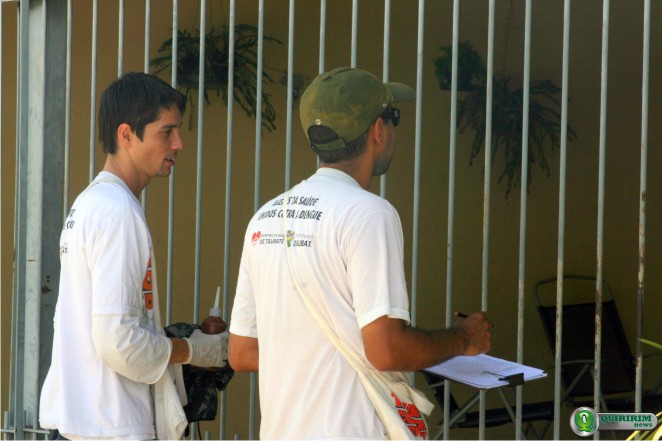 Agentes de combate ao mosquito da Dengue visitando casa em Quiririm - Foto: Douglas Castilho/Quiririm News