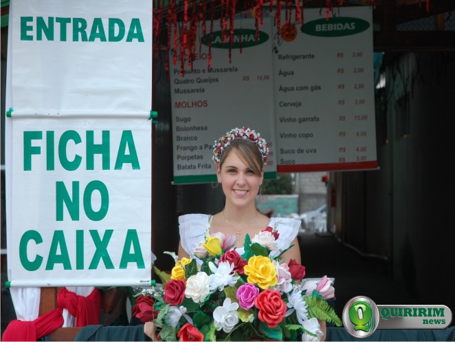 Vanessa Ferro recepciona visitantes na barraca da familia Gagliotti