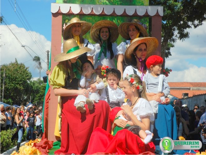 Carro alegrico simboliza a tradicional festa da Floresta