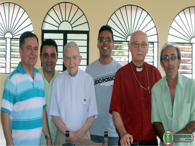 Padre Silvio, ao centro, posa para fotos com amigos