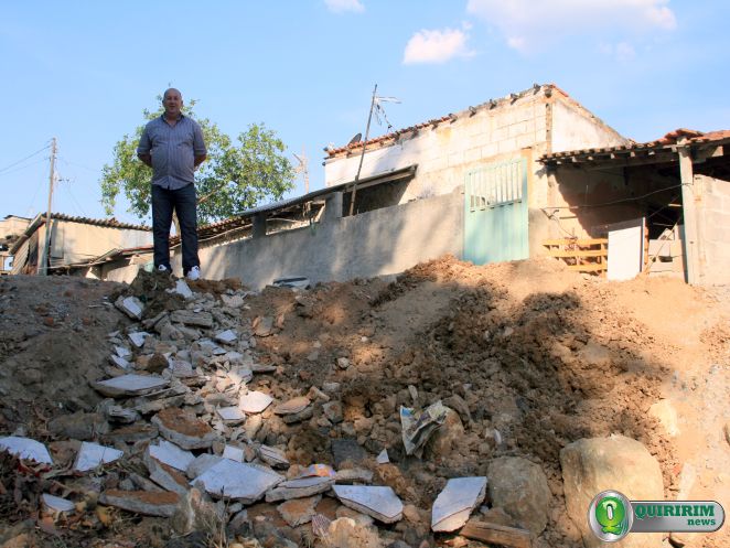 Atual subprefeito, Toninho Taino, supervisiona obra prximo a comporta realizada ano passado