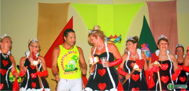 As rainhas de Copas subiram ao palco na concentrao do Bloco C.D.C. e danaram junto com os folies
