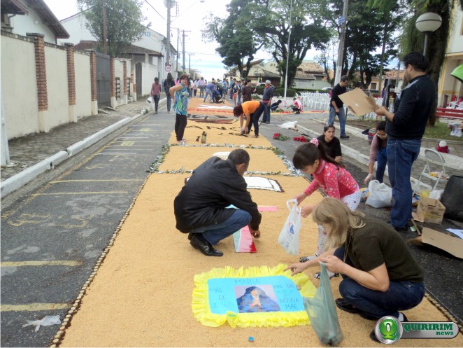 Fiis acordaram cedo para colorir as ruas de Quiririm para a procisso de Corpus Christi - Foto: Douglas Castilho/Quiririm News