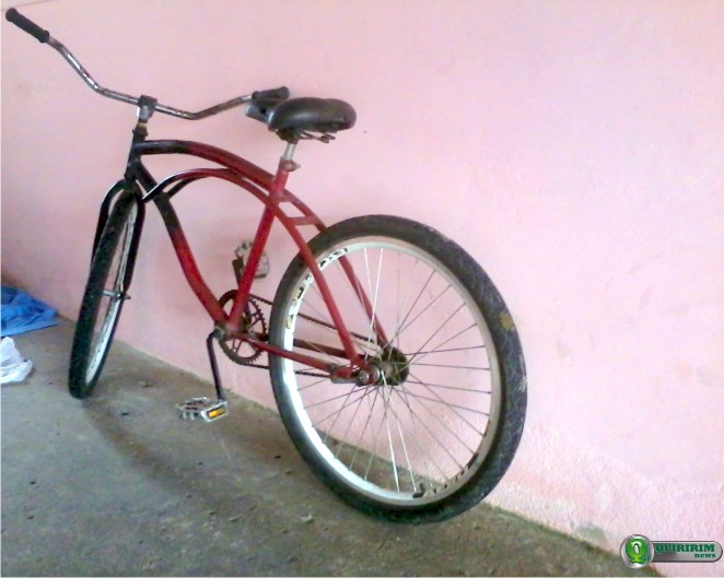 Bicicleta estava na garagem ao lado de uma moto - Foto: Quiririm News