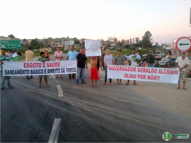 Manifestantes param a Rodovia Floriano Rodrigues Pinheiro que liga Taubat a Campos do Jordo - Foto: Quiririm News