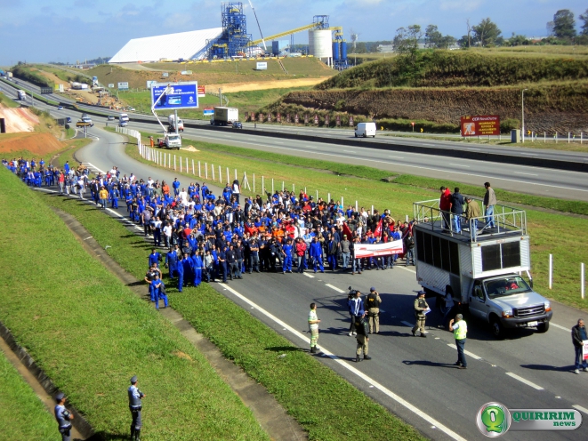 Trabalhadores fizeram passeata e bloquearam a sada 117, em frente a LG - Foto: Douglas Castilho/Quiririm News