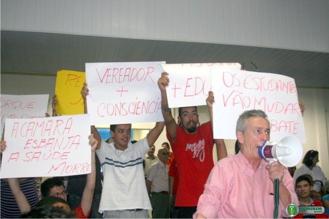 Manifestante protestaram com cartazes e usaram um megafone para que fossem ouvidos - Foto: Douglas Castilho/Quiririm News