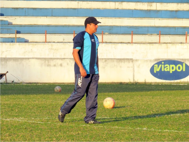 Treinador Jos Macena durante trabalho no Joaquinzo - Foto: E.C. Taubat