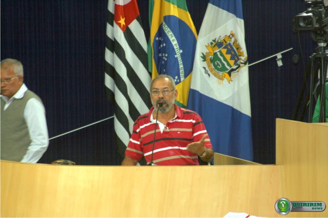 Betinho usou da tribuna da Cmara Municipal para ler carta - Foto: Douglas Castilho - Quiririm News