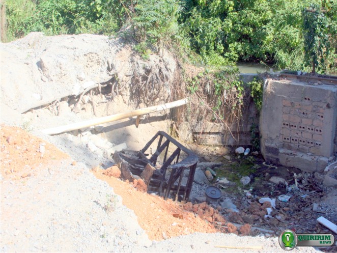 Parte da rua desmoronou e tubulao de esgoto est exposta causando mau cheiro - Foto: Douglas Castilho / Quiririm News