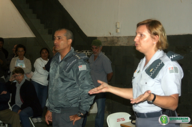 O Capito da PM Warley e a Tenente-Coronel Eliane Nikoluk conversaram com a populao - Foto: Quiririm News