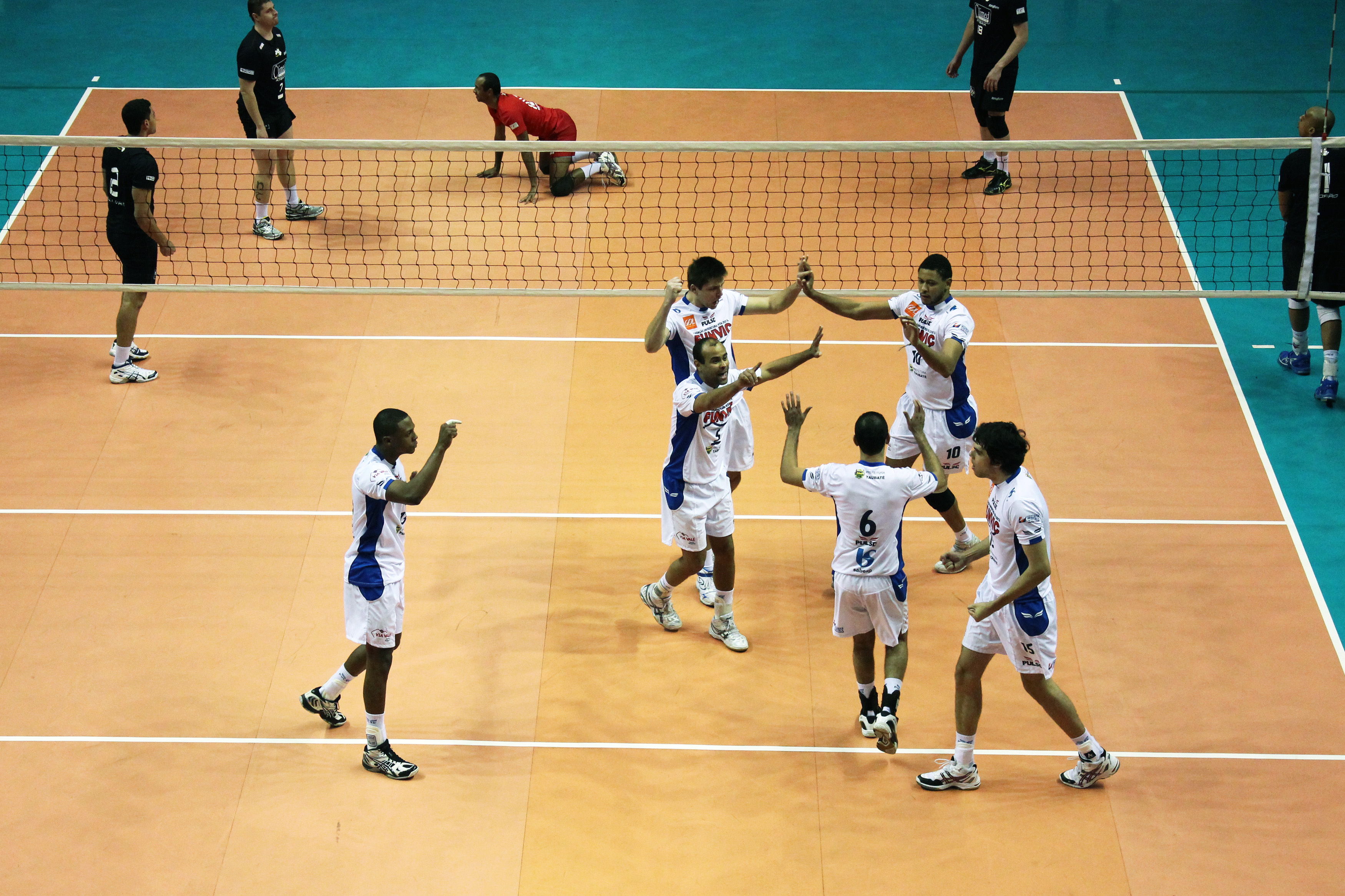 Equipe de Taubat comemora ponto durante partida - Foto: Lays Guerrero