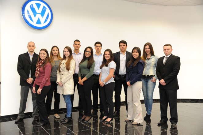 Participantes do programa de estgios Volkswagen 2013 - Foto reproduo Volkswagen do Brasil