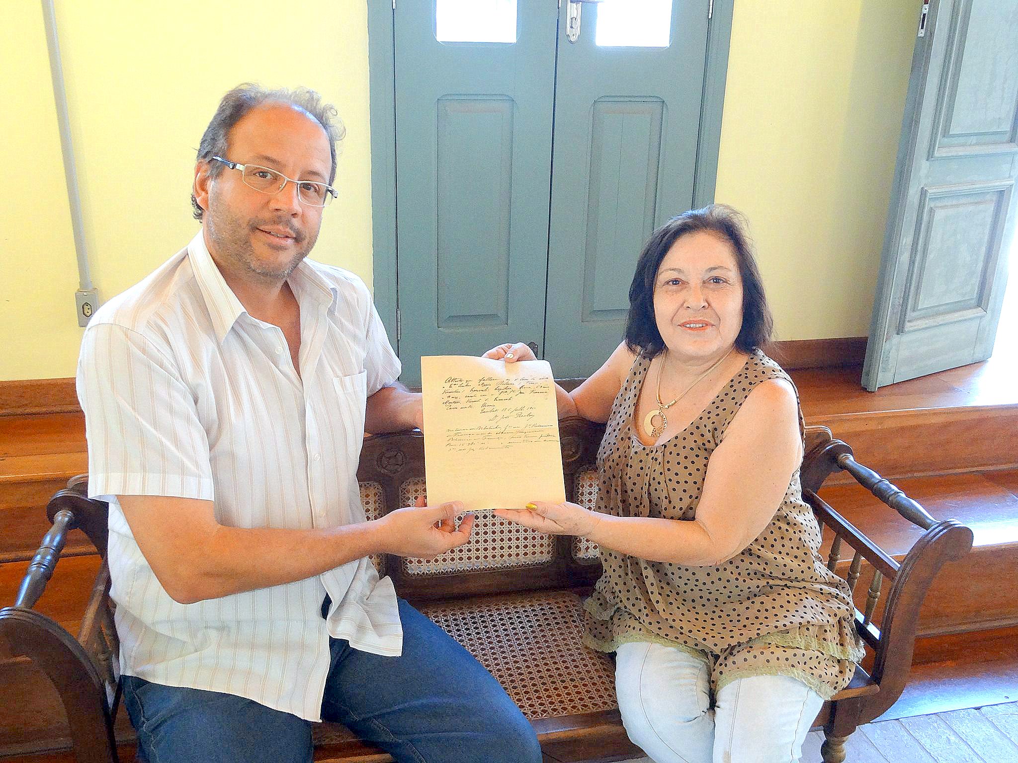 Celina Saes entrega o documento indito para o Coordenador Mauro Castilho - Foto: Acervo Mauro Castilho