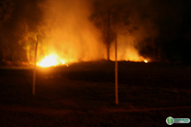 Incndio chegou prximo ao campo de futebol improvisado pelos moradores - Foto: Douglas Castilho/Quiririm News