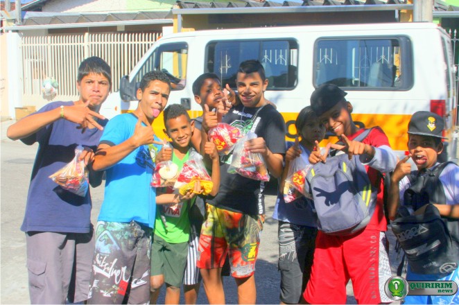 Crianas se divertem ao pegar a sacolinha cheia de doces do dia de So Cosme e Damio - Foto: Douglas Castilho/ Quiririm News