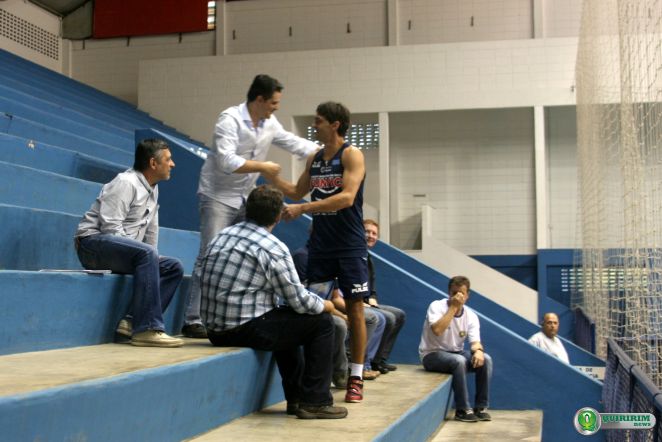 O prefeito de Taubat, Ortiz Junior, se encontrou com o jogador Giba na quadra do Clube de Campo Abaet durante o treino - Foto: Quiririm News