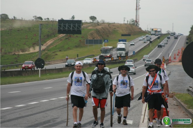 Grupo de amigos de So Jos dos Campos durante caminhada rumo a Baslica Nacional de Nossa Senhora Aparecida - Foto: Douglas Castilho / Quiririm News