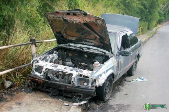Carro colidiu com a grade de proteo da Avenida e em seguida foi tomado pelo fogo - Foto: Douglas Castilho/Quiririm News