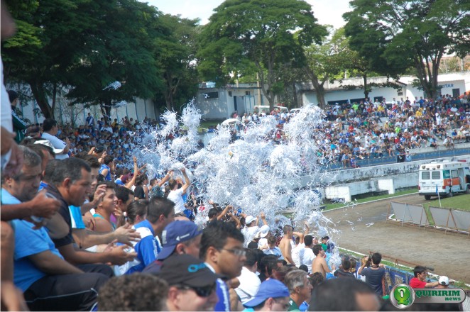 Torcida do Esporte Clube Taubat festeja com papel picado durante partida no Joaquinzo - Foto: Douglas Castilho/Quiririm News