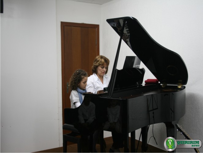 A professora Ana Lcia junto de uma de suas alunas durante apresentao musical - Foto: Douglas Castilho/Quiririm News