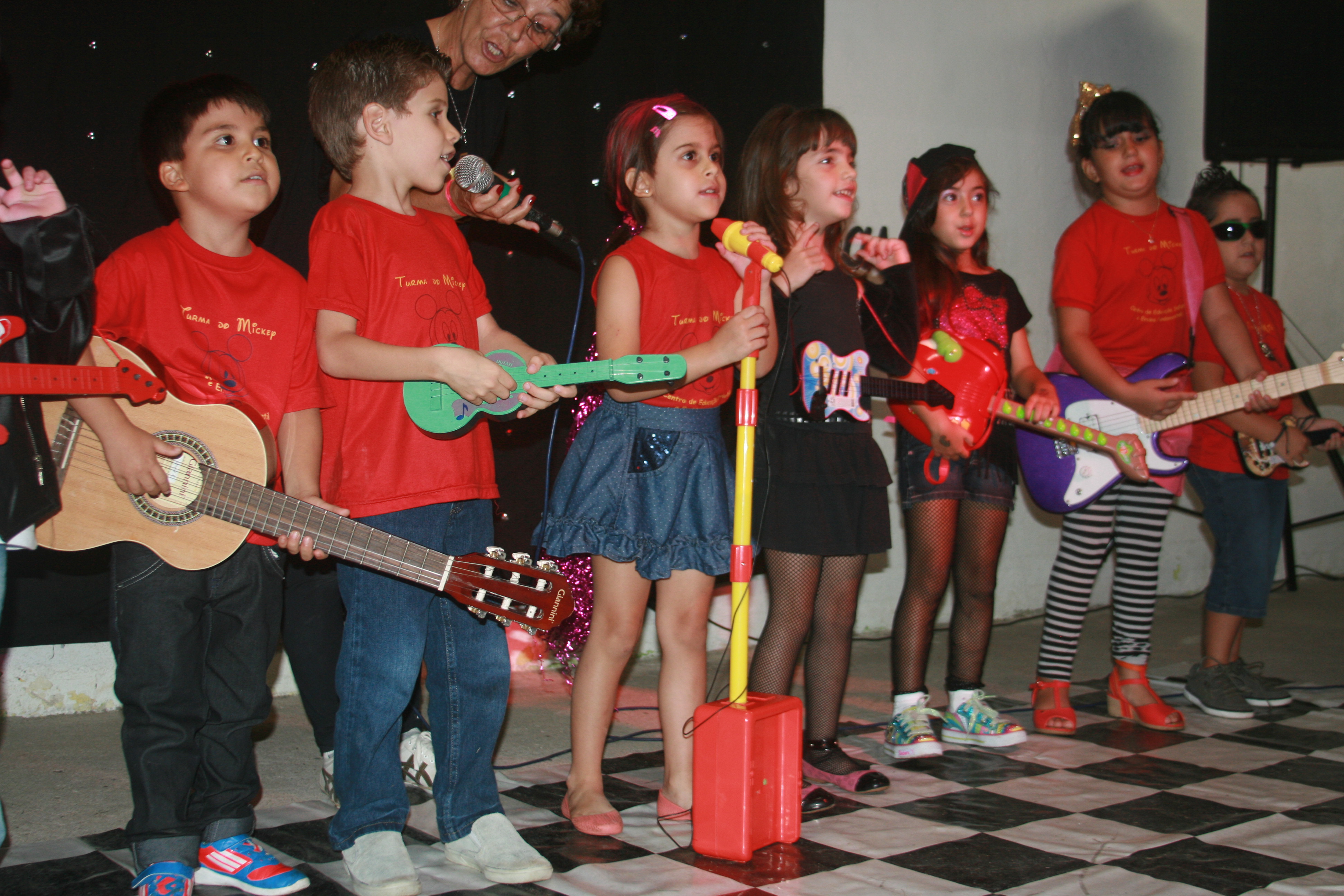 Crianas cantam durante apresentao da 5 Mostra Cultural - Foto: Douglas Castilho/Quiririm News
