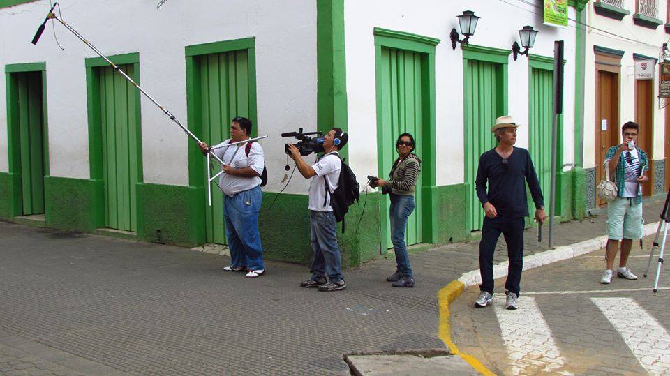 Da esquerda para a direita, Andr e equipe de filmagem durante gravao em So Luiz do Paraitinga - Foto: Coletivo de Cinema da Cidade
