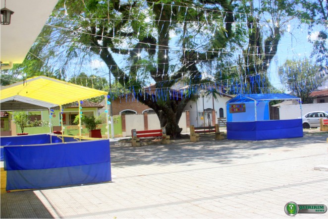 Praa Antnio Naldi est decorada com fitinhas e barracas com flores - Foto: Douglas Castilho/Quiririm News