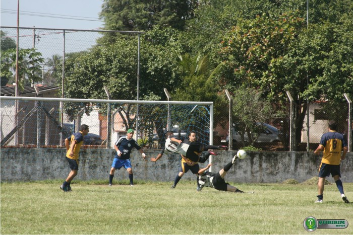 Atacante do time dos solteiros tenta uma jogada de voleio contra o time dos casados - Foto: Douglas Castilho/Quiririm News