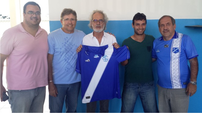 Augusto Ambrogi, tcnico Abelha, Renato Teixeira, Gilsinho e o presidente Daniel Ambrogi posam para foto com o msico - Foto: Assessoria E.C. Taubat