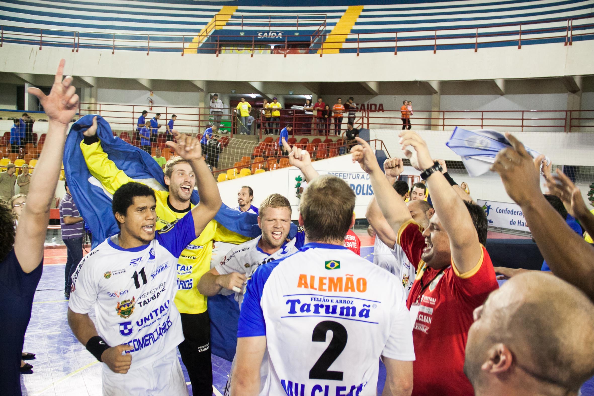 atletas do Handebol Taubat comemoram - Foto divulgao: http://handeboltaubate.com.br/