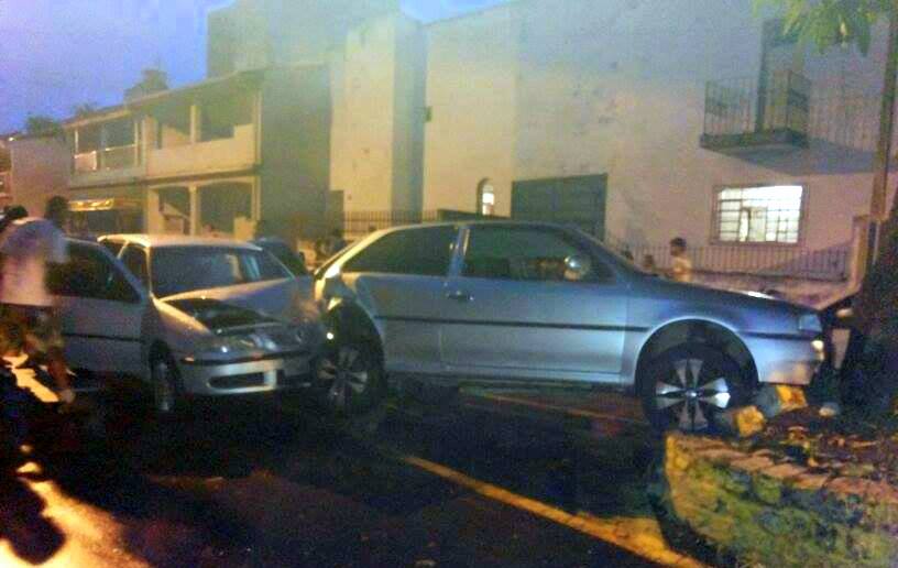 Carro bateu de frente com a famosa mangueira que fica no meio da rua no Cecap 1 - Foto: Envio do Leitor