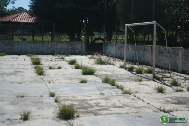 Quadra de futebol no parque municipal da lagoa est repleta de matos - Fotos: Douglas Castilho/Quiririm News