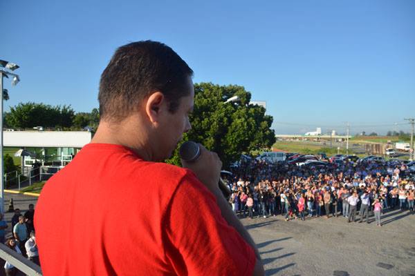 Presidente do Sindicato dos Metalrgicos Hernani Lobato durante assemblia na LG - Foto: Reproduo/www.sindmetau.org.br/