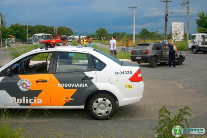 Polcia esteve no local e realizou o boletim de ocorrncia, o acidente aconteceu prximo ao Clube da Volks - Foto: Douglas Castilho/Quiririm News