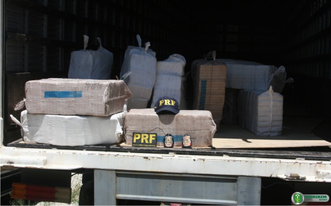Policiais encontraram cerca de 300kg de drogas e munies escondidas em uma carreta - Fotos: Douglas Castilho/ Quiririm News