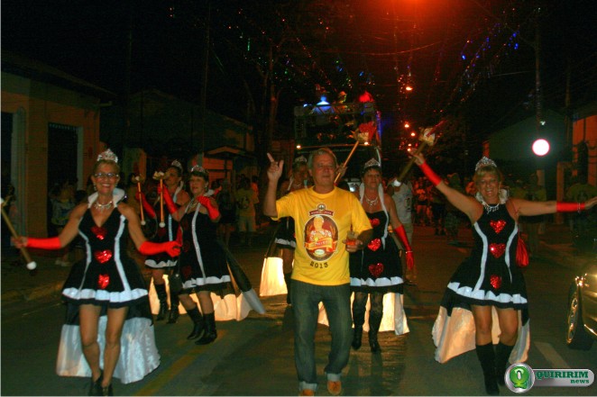 Bloco do Pita desfila pela avenida em Quiririm no carnaval 2013 - Foto: Douglas Castilho/Quiririm News