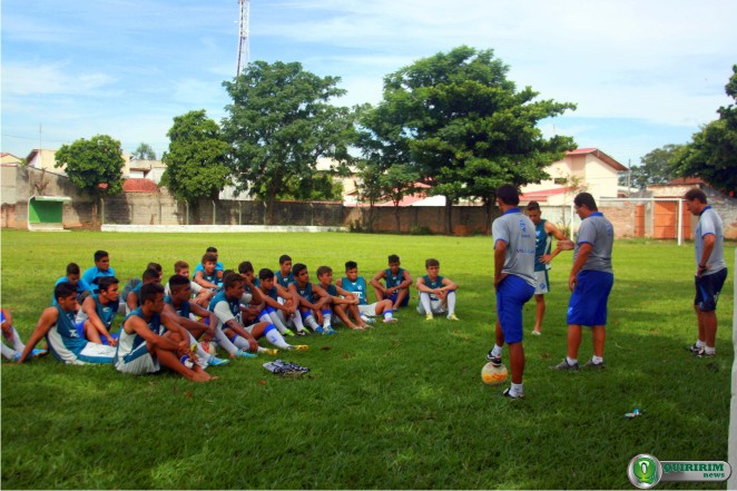 Atletas sub-20 do E.C. Taubat recebem instruo do treinador Rene Hoffmann - Foto: Douglas Castilho/Quiririm News