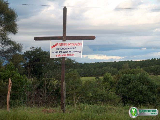 Cruz indica o local exato da construo da nova igreja - Foto: Douglas Castilho/Quiririm News