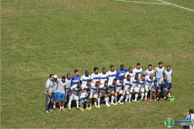 Equipe do Esporte Clube Taubat posa para foto com a camisa do centenrio - Foto: Douglas Castilho/Quiririm News