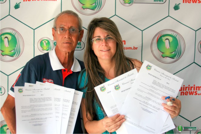 Assessor e colaboradora do parlamentar estiveram em Quiririm para entregar os requerimentos - Foto: Douglas Castilho/Quiririm News