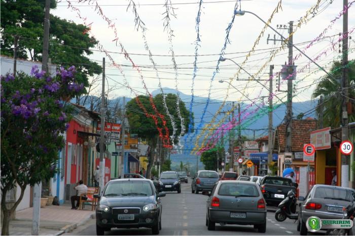 Avenida principal de Quiririm j est enfeitada para receber os folies - Foto: Douglas Castilho/Quiririm News