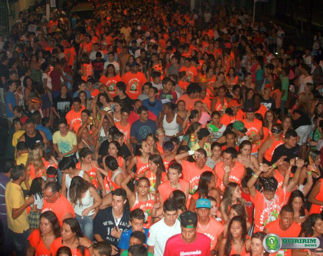 O laranja do bloco C.D.C. predominou na avenida durante a terceira noite de carnaval em Quiririm - Foto: Douglas Castilho/Quiririm News