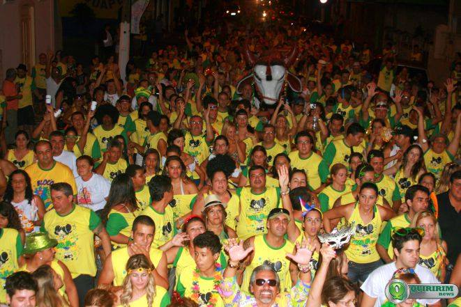 Tempo ajudou e o bloco da Chiquinha arrastou centenas de pessoas para a folia - foto: Douglas Castilho/Quiririm News