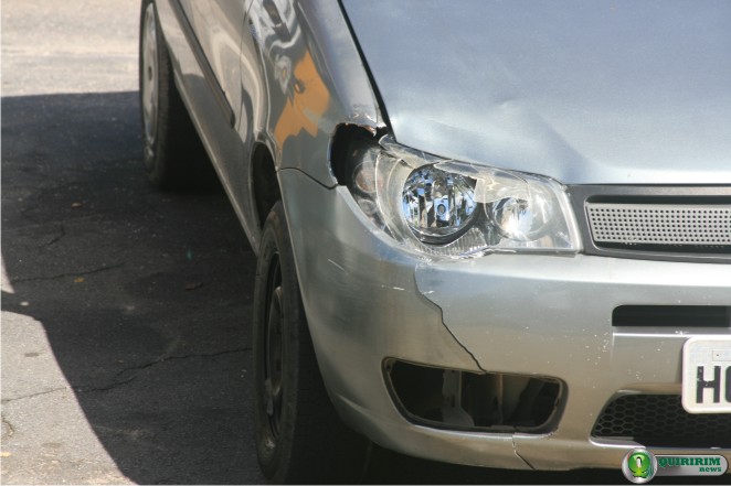 Carro que atropelou a vtima teve parte do farol quebrado pelo impacto - Foto: Douglas Castilho/Quiririm News