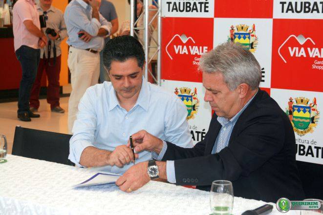 Prefeito de Taubat Ortiz Junior assina acordo - Foto: Douglas Castilho/Quiririm News