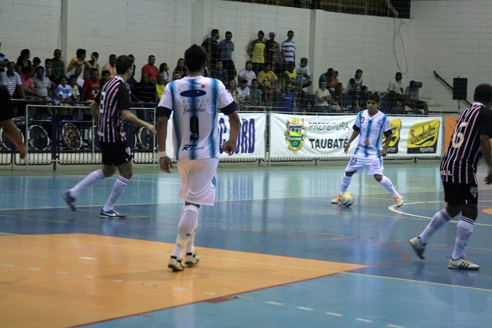 O ala Taliba com a bola, autor do gol do Futsal Taubat, durante duelo contra o So Paulo no ginsio do Cemte Foto: Dougla Castilho