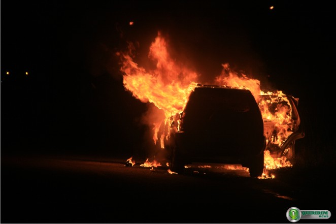 Carro foi tomado pelo fogo, falha mecnica pode ter sido a possvel causa do incndio - Foto: Douglas Castilho/Quiririm News