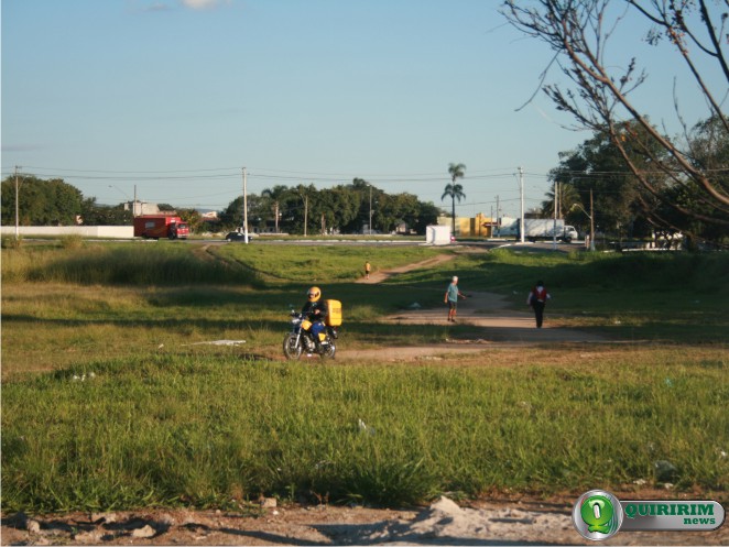 Pedestres disputam espa�o na travessia junto com motociclista