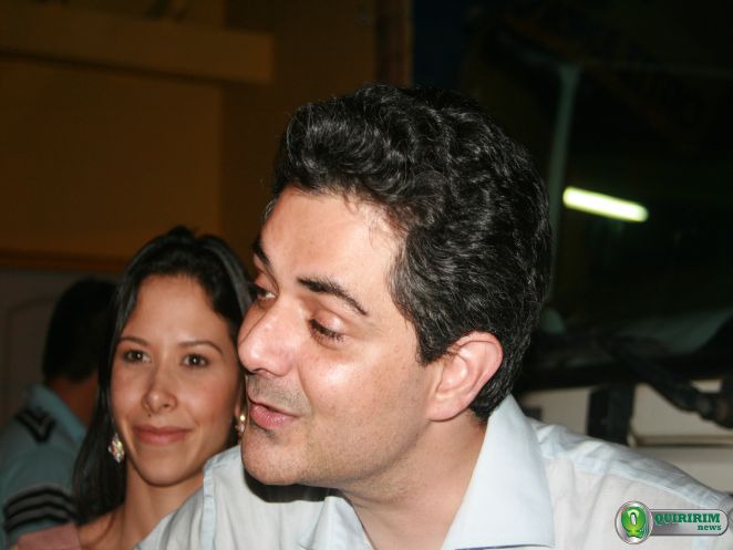 Visivelmente alegre com o resultado, Junior concedeu entrevista no seu comit de campanha